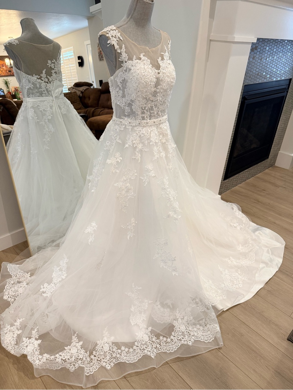 Romantic White Lace Ball Gown Wedding Dress